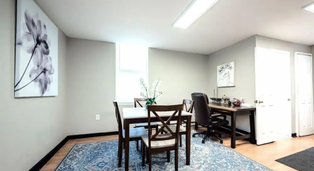 The Terrace at Park Place 2nd Floor Walk up -cozy 2 Bedroom Fast Wifi Free Coffee