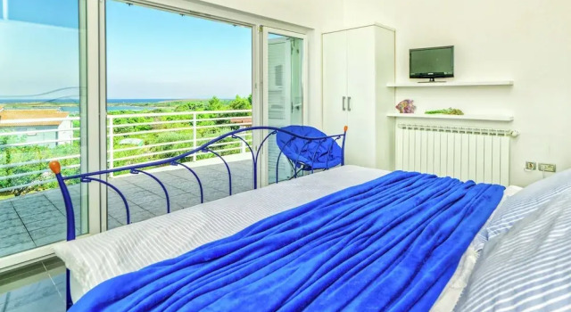Вилла с балконом Spacious Detached Villa with Pool near Pula with sea View