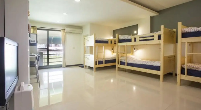 Кровать в общем номере с балконом Dali Yi International Hostel