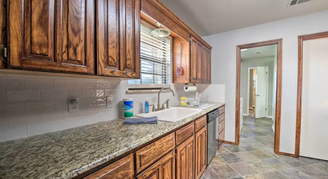 Коттедж Lakefront Home < 3 Miles to Historic Granbury!