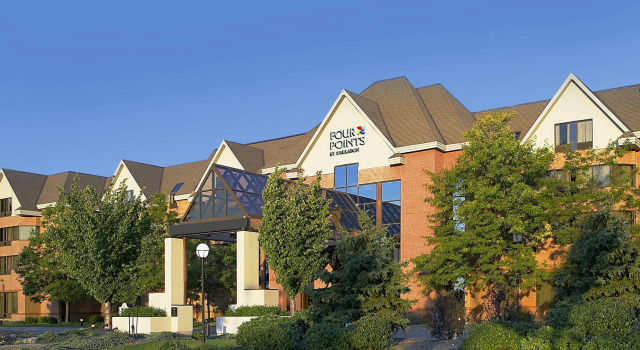 Кровать в общем номере Four Points by Sheraton St. Catharines Niagara Suites