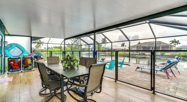 Коттедж Canalfront Cape Coral Home: Fish, Swim & Lounge!