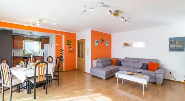 Spacious Holiday Home With Pool and Hot Tub in Kastel Stari, Rezerwuj Dom wakacyjny Hotele w Split-Dalmatia County z parkingiem, Parking