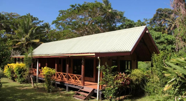 Кровать в общем номере Maravu Taveuni Lodge