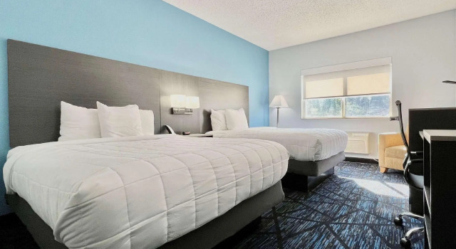 Четырёхместный номер Standard AmericInn by Wyndham Quincy