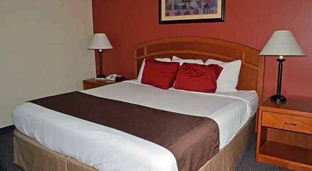 Двухместный номер Standard Paola Inn and Suites