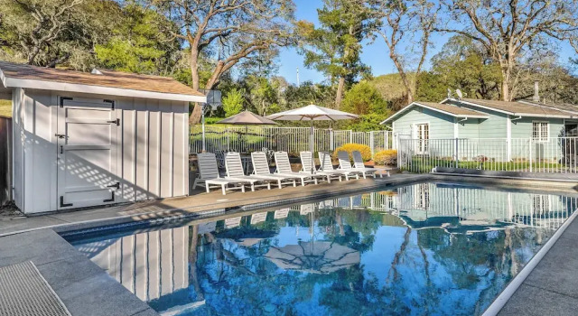 Коттедж с 4 комнатами с балконом Wine Country Retreat w/ Pool, 10 Mi to Dtwn Sonoma