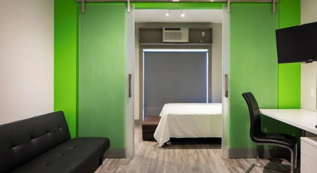 Люкс c 1 комнатой с балконом и с видом на сад Micro Boutique Living Wolfville