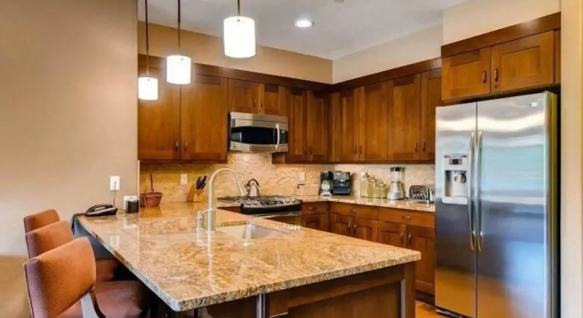 Коттедж с балконом Luxury 2 Bedroom Breckenridge Vacation Rental with Stunning Mountain Views Just Steps from Historic Main Street