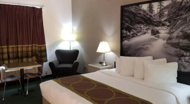 Номер Standard Super 8 by Wyndham Pincher Creek AB