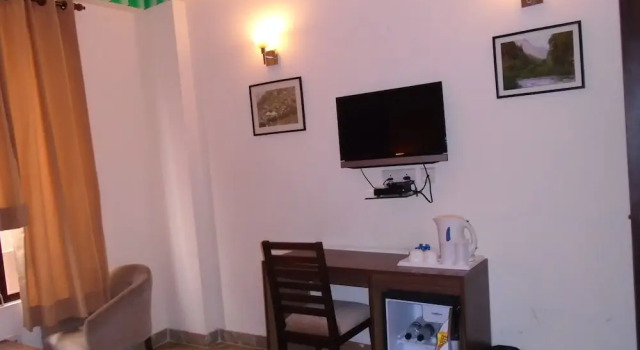Двухместный номер Deluxe с балконом и с видом на город Inn Tawang Near B L Kapoor Hospital A Well Hygiene Hotel