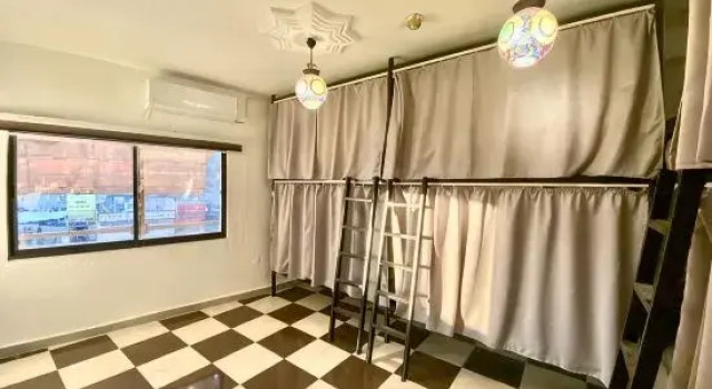 Кровать в общем номере Friends Oasis