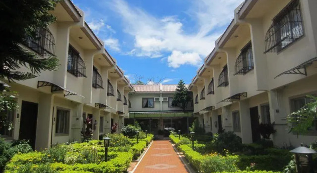 Кровать в общем номере Baguio Holiday Villas