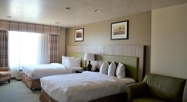 Четырёхместный номер Standard Country Inn & Suites by Radisson, West Valley City, UT