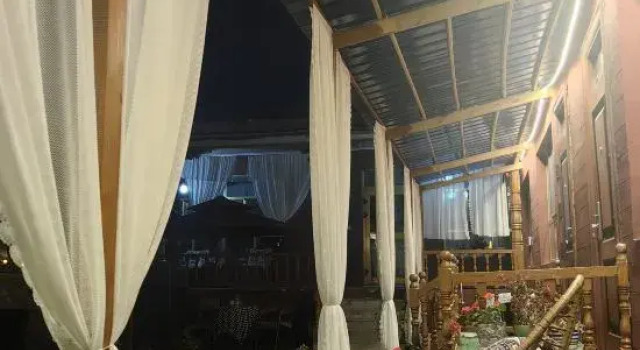 Tekes Qianyuan Bieyuan Bed and Breakfast, Rezerwuj Hotel Hotele w Tekes z parkingiem, Parking