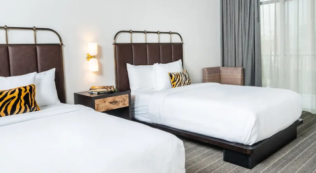 Шестиместный люкс с 2 комнатами с балконом Origin Baton Rouge, a Wyndham Hotel