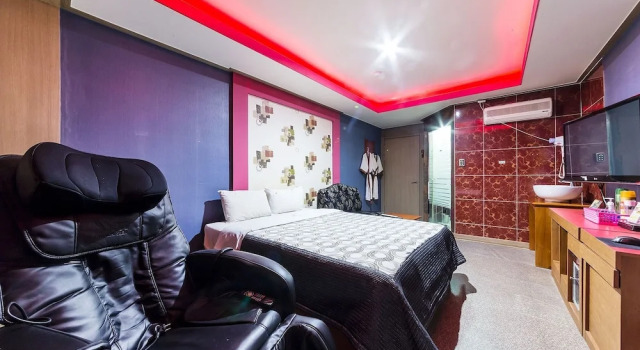 Boom Hotel