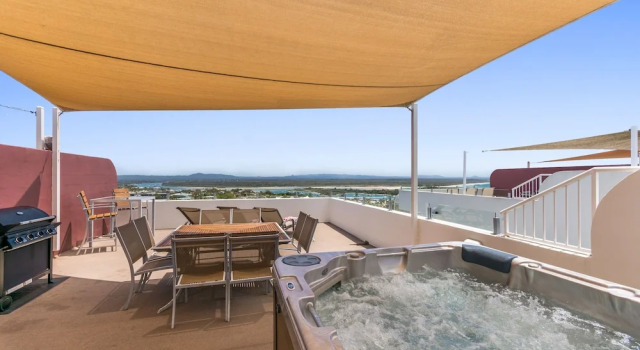Номер Luxury Пентхаус с 3 комнатами с балконом и с видом на море Bali Hai Apartments Noosa