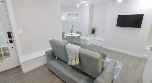 White Brick Retreat - Shaw, Забронировать Апартаменты/квартира Апартаменты Вашингтона, рядом с Anna J. Cooper Memorial Residence and Circle, Апартаменты/квартира
