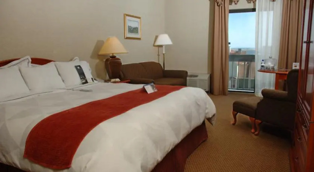 Radisson Hotel Plymouth Harbor, Забронировать Отель Плимут Массачусетс, рядом с Центр сценического искусства Spire