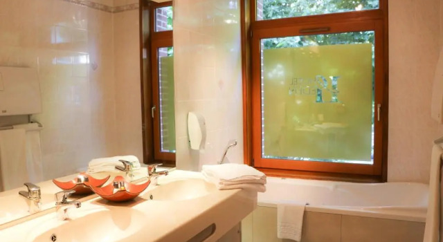 Полулюкс Hotel Eden