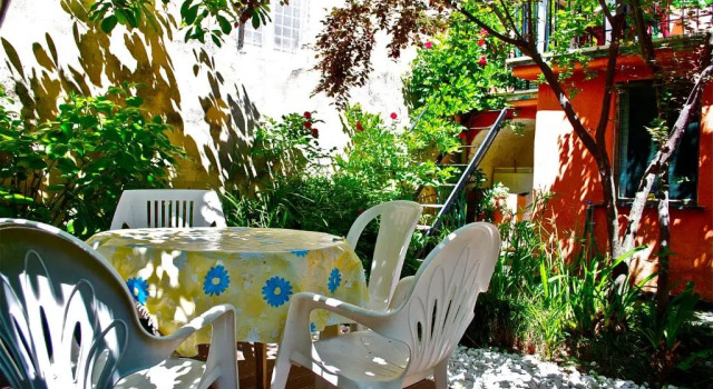 APPARTAMENTO CON GIARDINO, TERRAZZO e GARAGE A DUE PASSI DAL MARE e DALLE CINQUETERRE LT-0486, Забронировать Апартаменты/квартира Отели в центре Леванто, в центре, Парковка