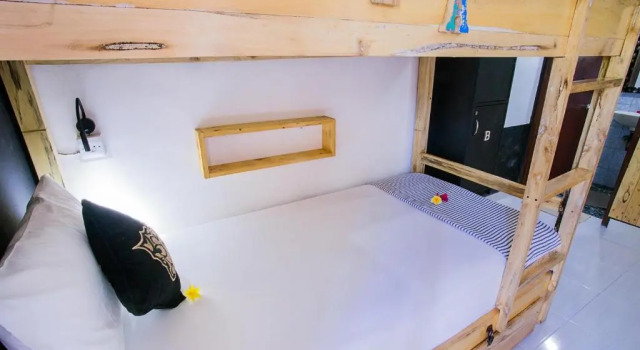 Кровать в общем номере Suba Homestay