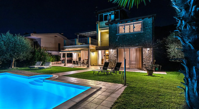 Villa Perla con Piscina by Wonderful Italy, Забронировать Вилла Отели озера Гарды с парковкой, Парковка