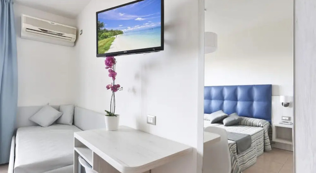 Четырёхместный номер Standard с балконом Hotel Nuovo Tirreno
