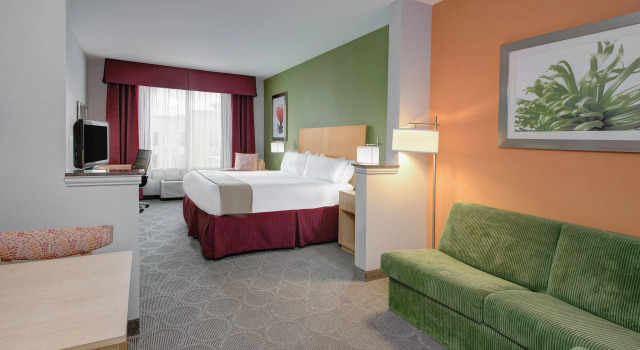 Четырёхместный люкс Holiday Inn Express Hotel & Suites Clute-Lake Jackson by IHG