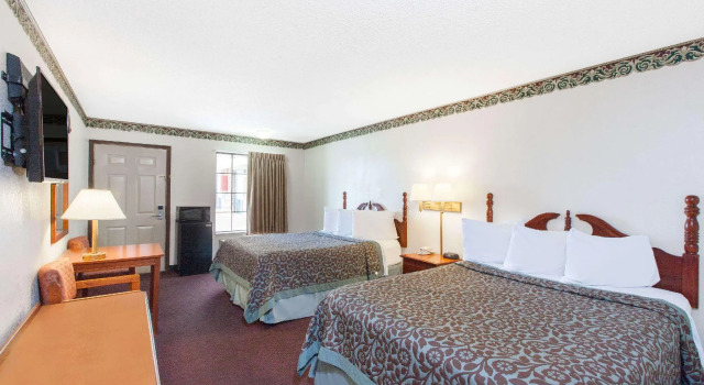 Четырёхместный номер Standard Days Inn by Wyndham Erick