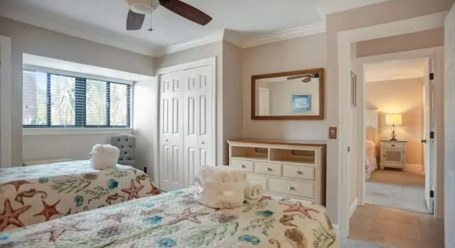 1270 Harbour Town Club at The Sea Pines Resort, Забронировать Курортный отель Отели Хилтон-Хед-Айленд с парковкой, рядом с Stan Smith Tennis Academy, Парковка