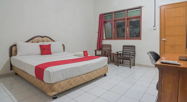 Economy Zimmer RedDoorz near Alun Alun Subang