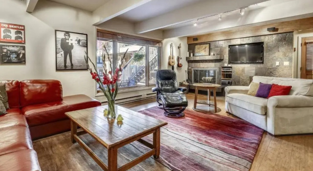 Expansive 2 Bedroom Downtown Aspen Condo, Walk to Gondola for Skiing, Steps to Dining, Shopping and Entertainment, Забронировать Отель Отели Аспен 4 звезды, рядом с Bell Mountain, 4*