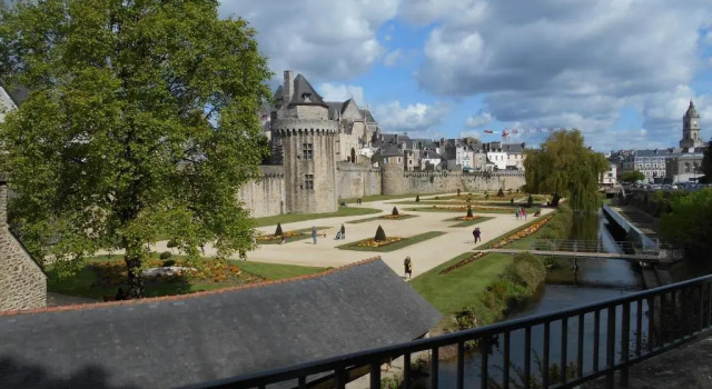 maison individuelle mr Alaphilippe, Забронировать Отель Ван Gulf of Morbihan, рядом с Vannes Tropical and Oceanographic Aquarium