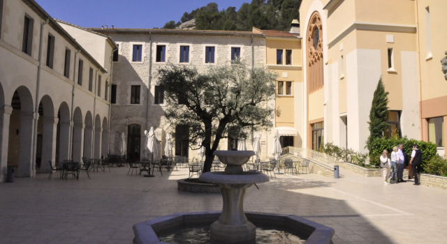 Hôtellerie Notre Dame de Lumières, Забронировать Отель Отели Люберон 3 звезды, 3*