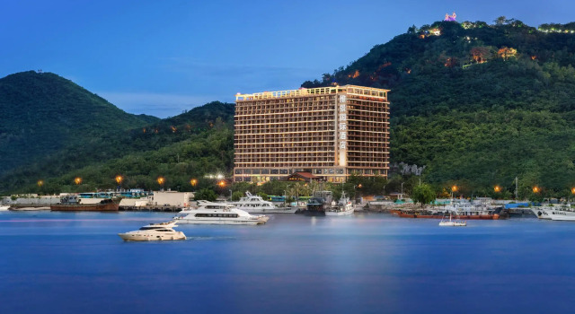 Люкс с 2 комнатами с видом на море Отель Grand Metropark Bay Sanya