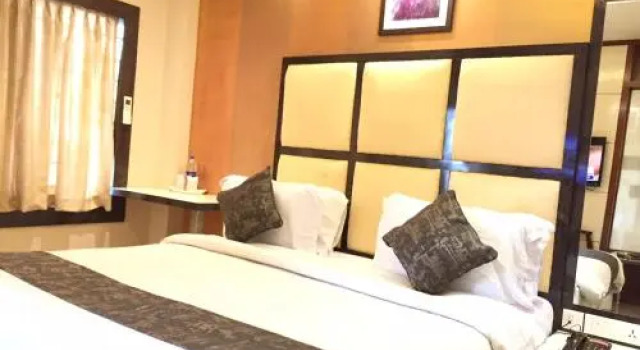 Paris Presidency, Prenota Hotel Thalassery India