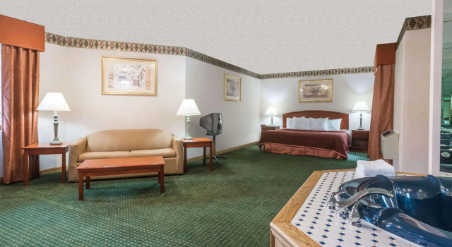 Двухместный люкс Howard Johnson by Wyndham Lenox