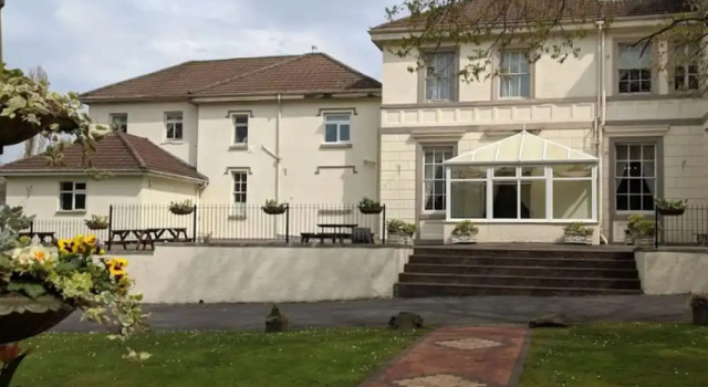 Room 5 - Manor Park Country House Wales, Book Lejlighed Swansea 