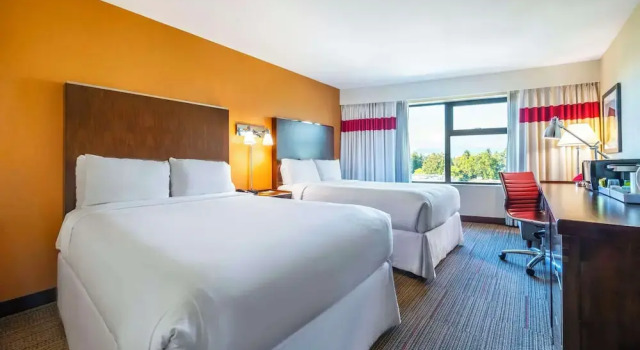 Четырёхместный номер Standard Grand Park Hotel Vancouver Airport, an Ascend Collection Hotel