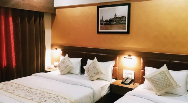 Deluxe Inn, Забронировать Отель Отели штата Махараштры с завтраком, Завтраки