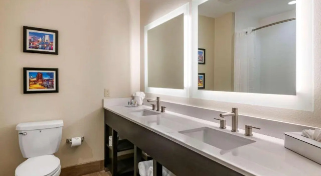 Двухместный люкс с видом на бассейн Comfort Inn & Suites Jacksonville - Orange Park Near Naval Air Station