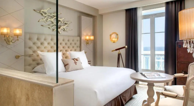 Двухместный номер Deluxe Grand Hotel Des Sablettes Plage, Curio Collection By Hilton