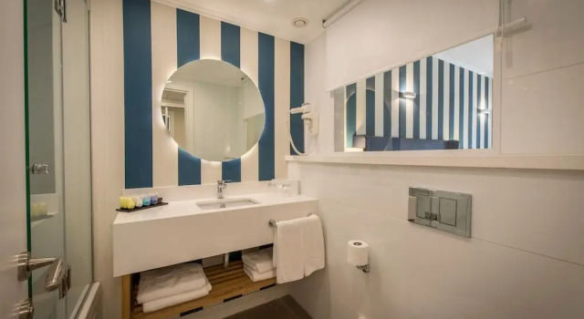 Четырёхместный номер Superior с балконом Neptune Eilat By Dan Hotels