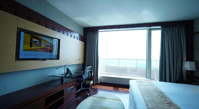 Номер Premium Crowne Plaza Kochi by IHG