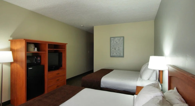 Четырёхместный номер Standard с балконом Stratford Court Hotel