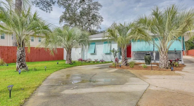 Коттедж с 2 комнатами с балконом Near Boardwalk + Breweries: Emerald Coast Getaway!