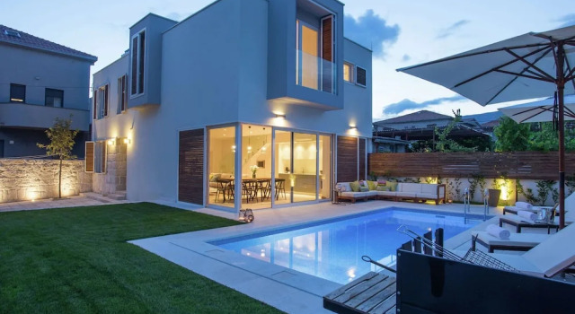 Вилла Luxurious Villa With Private Pool and Garden