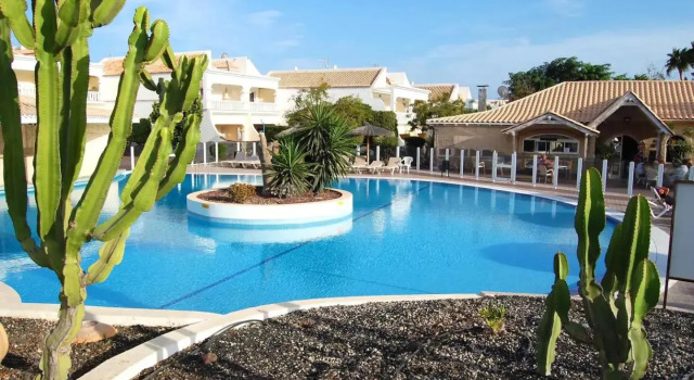Fantastic 3 Bedroom Townhouse Golf Del Sur - The Palms Resort, Забронировать Курортный отель Отели Сан-Мигель-де-Абона с парковкой, рядом с Playa San Blas, Парковка
